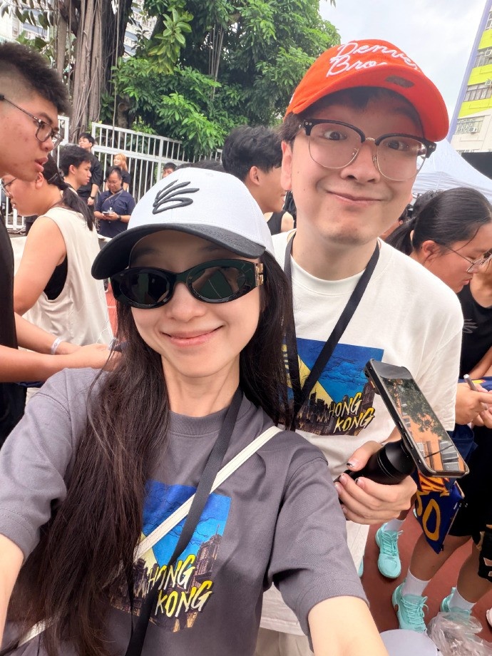 美女主持人晒库里中国行合照:能和库里肩并肩 至今我都还在回味 美女主持人晒库里中国行合照:能和库里肩并肩 至今我都还在回味