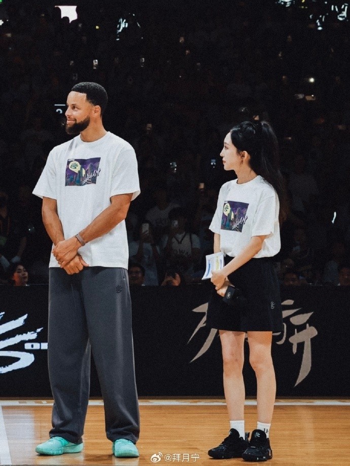 美女主持人晒库里中国行合照:能和库里肩并肩 至今我都还在回味 美女主持人晒库里中国行合照:能和库里肩并肩 至今我都还在回味