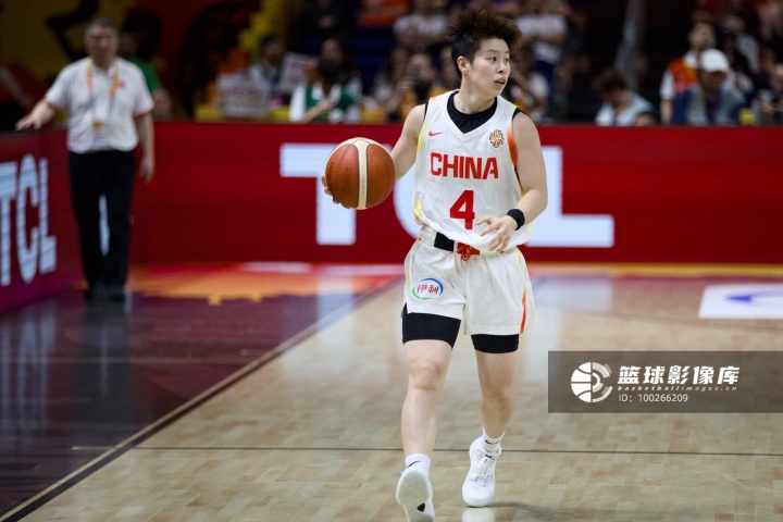 媒体人:李缘6月底出现腰椎退变、椎间盘突出症 她靠吃止疼药坚持