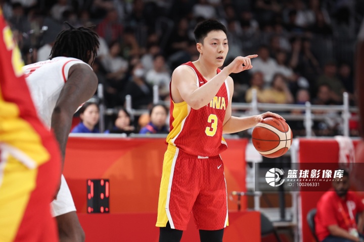 媒体人:锋线告急胡明轩客串三号位攻防拼尽全力 尽显队长担当
