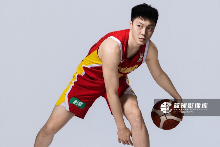 媒体人谈胡明轩当旗手:这是团部对中国男篮的激励和信任