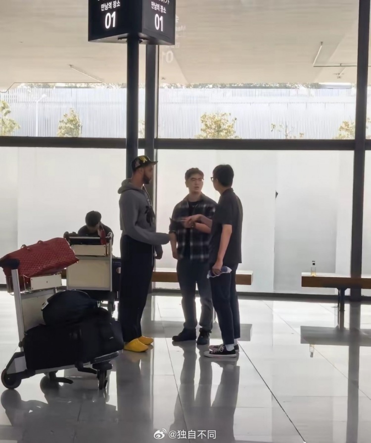 继续合作!记者:青岛男篮的两大外援米奇和韦瑟斯庞都已回到青岛 继续合作!记者:青岛男篮的两大外援米奇和韦瑟斯庞都已回到青岛