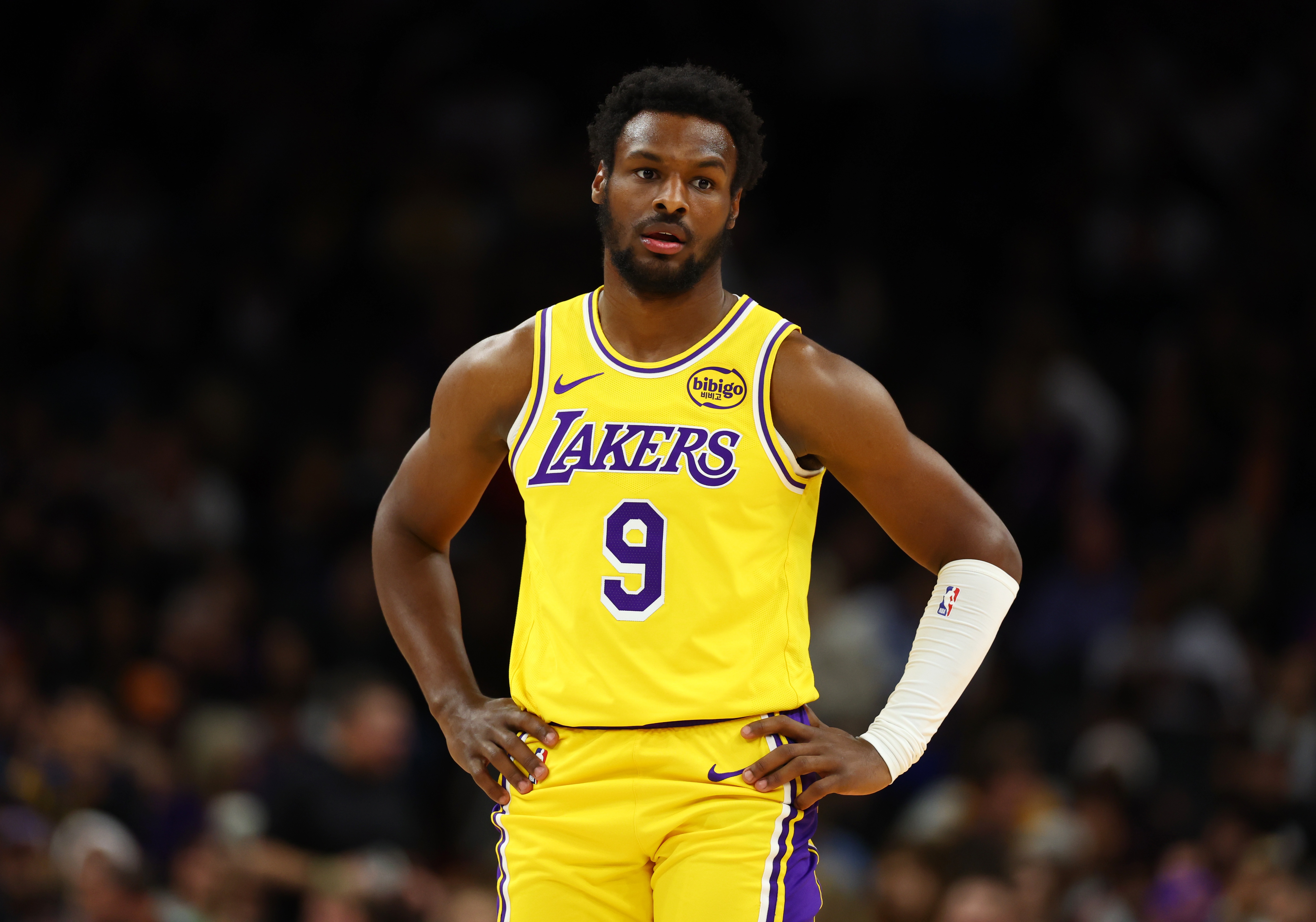 媒体人：湖人已在布朗尼身上投入颇多 或将优先裁掉克内克特