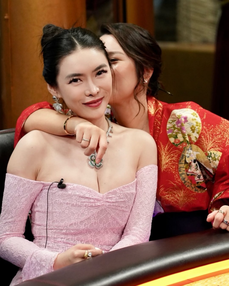又一次同框了!美女牌手All In姐晒与库里牌桌前同框合照 又一次同框了!美女牌手All In姐晒与库里牌桌前同框合照