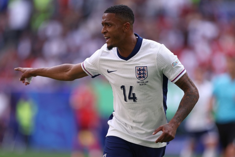 记者：孔萨和奥赖利能否出战捷克成疑，两人都在英格兰单独训练